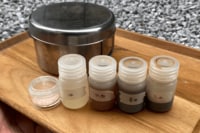 「何を持っていく？」キャンプでハズせない最低限必要な「ド定番」5つの調味料と「一歩先」の便利な3つの調味料とは？