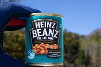 130gの食べきりサイズ「最少のベイクドビーンズ缶」なら山でも使えますぞ！【缶詰博士の缶たん”CAN”P料理 vol.74】