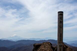 「富士山＆南アルプス」絶景の”水の山”「笠取山」ハイキング！  見どころ「小さな分水嶺」と多摩川源流ポイント「水干」＆名物「心臓破りの急登」レポート