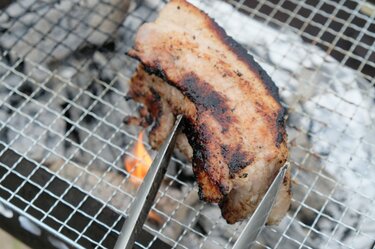 塩こうじが旨味を引き出す 簡単過ぎる絶品 豚バラ肉の炭火焼き 季節の外ごはん Vol 8 キャンプ 季節の外ごはん Bravo Mountain