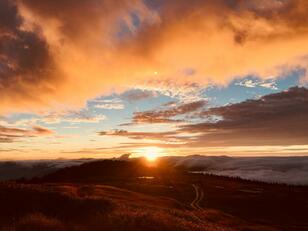 日本百名山「苗場山」日帰りもよいが「山頂に1泊」でしか堪能できない雲海＆朝焼け「湿原に広がる絶景」！  祓川登山口から苗場山頂ヒュッテへ「登山レポ」