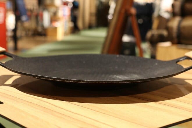【ショップ店員に聞く！ イチ推しアウトドアギア】もはや野外調理では定番の1枚！「アルミグリドルパン」〈アルペントーキョー vol.33〉の画像003
