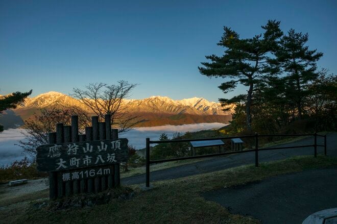 「一夜明けると雪化粧した峰々が姿を現した！」 新雪に煌めく山並みがモルゲンロートに染まる “車で行ける山頂！”   鷹狩山【北アルプス】長野県大町市・ 2025年の画像008