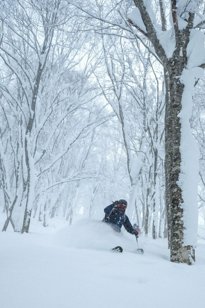 深雪たっぷり！ “いい湯だな～” ディープパウダーを存分に味わう「首まで浸かる雪風呂はいかが！？」 一瞬を切り取るバックカントリーフォトツアーに参戦してみた 【長野県】2026年の画像004