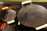 【ショップ店員に聞く！ イチ推しアウトドアギア】もはや野外調理では定番の1枚！「アルミグリドルパン」〈アルペントーキョー vol.33〉