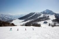 子どもたちへ「スキーやスノーボードの楽しさ」を元オリンピック選手が伝える“雪上リアルイベント”報告「オリンピアン出張スクール」【新潟県観光協会×ハピスノ】