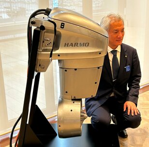 驚異の静粛性と低振動！  ジョイスティックによる “ゲーム感覚” の楽ラク操船！  ついに船舶の世界でもEV化と自動操縦化！？  ヤマハ発動機が国内投入の新型HARMO発表会【体験乗船会レポート】