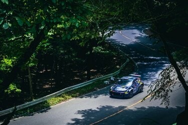 あの漫画の聖地”をラリーマシンが駆け抜ける！ 碓氷峠の自然とシンクロ