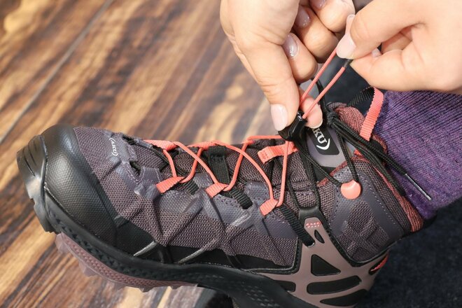 【ショップ店員に聞く！ イチ推しアウトドアギア】2つの「靴ひも＆ソールパターン」が斬新かつ機能的！  アク「ロケットミッド」ウィメンズ〈石井スポーツ 登山本店 vol.4〉の画像002