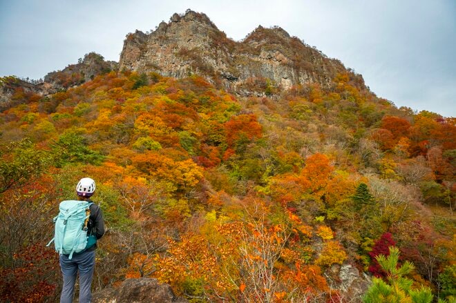 【妙義山】紅葉と奇岩のコントラストが見事な石門群をいく錦繍の絶景巡り！  スリリングすぎる “石門コース” 登山　群馬県｜2025年の画像008