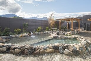 山梨・高川山の下山後に寄りたい！  露天の畳で “裸ごろ寝” できる「より道の湯」の外気浴が最高すぎた【山帰り、今日はどこでととのう？ vol.3】