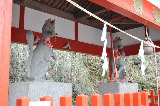 【春の信州でお花見散策】朱塗りの柱が目を引く空中楼閣！  圧巻の懸崖造り 難読「鼻顔稲荷神社」は桜の名所！  長野県佐久市・2024年の画像004