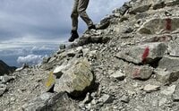 こんな登山者はイヤだ！ すれ違いたくない「危ない歩き方」！ 「急かし・乱雑・ゆずらない」せまい登山道での「絶対NGマナー」実体験レポ