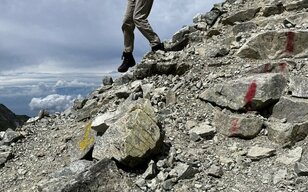 こんな登山者はイヤだ！ すれ違いたくない「危ない歩き方」！ 「急かし・乱雑・ゆずらない」せまい登山道での「絶対NGマナー」実体験レポ