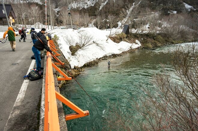 豪雪地にも春が来た！ 「奥只見エリア、待望の解禁日」 釣り人で賑わう銀山平【新潟県魚沼市】 2024年の画像002