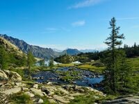 雪を頂くモンテ・ローザ山脈の絶景を望み「白い湖」と「暗い湖」をめぐる！ 「アヴィック山自然公園」の登山道（後編）【ブーツの国の街角で vol.29】