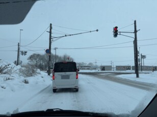 滑りやすい雪道でのクルマ運転！  ベテランドライバー過去10年の “ヒヤリハット” 実体験から学ぶ「ハンドル・ブレーキ・車間・速度」コントロール