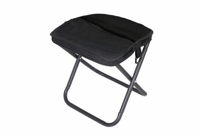 サコッシュ並みの気軽さ！  肩掛けできる超軽量チェア「ショルダー型ポケット付折りたたみチェア」なら、どこでも移動＆パッとひと休み！の画像