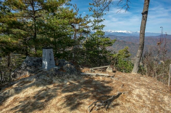 【京ヶ倉】名低山！ 険しい登山道の先に「信州のグランドキャニオン」 ここにしかない里山の絶景が広がる   長野県生坂村｜2025年の画像009