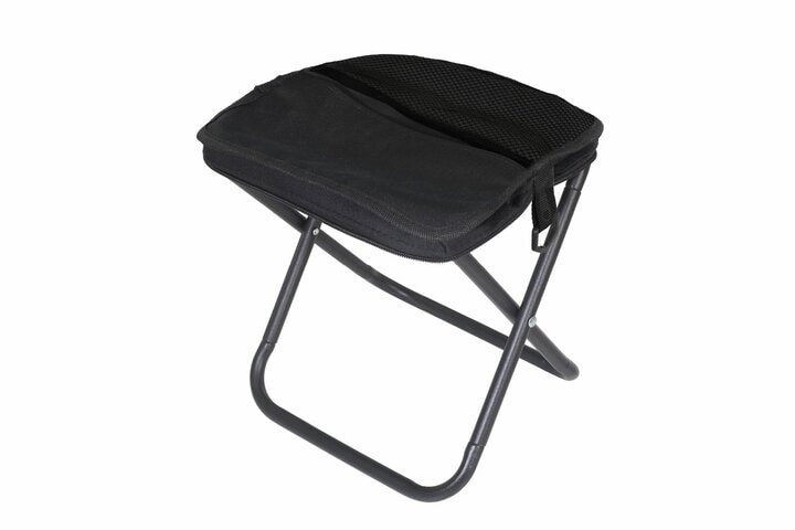 サコッシュ並みの気軽さ！  肩掛けできる超軽量チェア「ショルダー型ポケット付折りたたみチェア」なら、どこでも移動＆パッとひと休み！ 