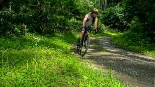【自転車】「若いときは登れたんだけど……」 グラベルバイクで暑さに負けそうなヒルクライム、砂利道を疾走して少年時代を振り返る50代の夏　長野県｜2026年