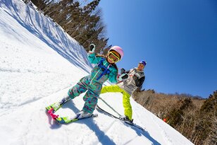 【子連れにおすすめ！ 2025/26シーズン】春こそ、スキー&スノボデビューのとき！ 「ファミリースキーに最適なスキー場」7選