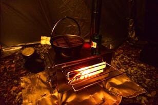 冬キャンプ “どんなに寒くても焚き火だけ派” をやめて「薪ストーブ」導入しました！  購入から設営まで＆必須の安全対策、待望の火入れ「幕内デビュー」レポ！