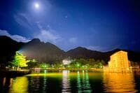 70年ぶり大改修で完成間近の世界遺産・嚴島神社「大鳥居ライトアップ」と真っ赤に染まる「宮島の紅葉狩り」！  “広島の秋”レポート