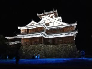 「藤井聡太竜王」タイトル防衛戦の舞台！「明智光秀の城」を彩った光のアート「京都府福知山市」の夫婦旅レポート