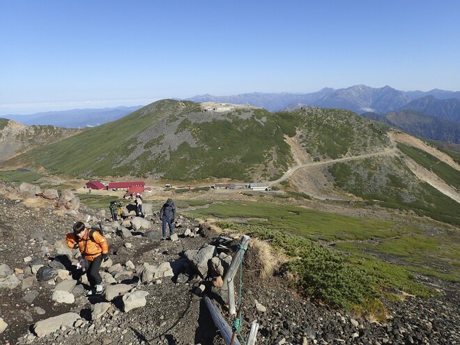 【晩秋登山】シャトルバス運行終了間近、澄みきった青空広がる「乗鞍岳」へ！  下山後は高原を散策して心身を癒す「歩治」を体験の画像006