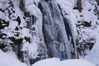 【奥入瀬渓流ホテル by 星野リゾート】苔むす渓流は冬、雪と氷に覆われ静謐な時が流れる ～氷瀑の迫力と冬が創る氷の芸術は寒さを忘れる美しさ～