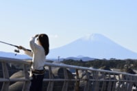 「OL釣り系youtuber」Akiさんが語る、冬こそ楽しむ「穴釣り」の魅力！「小さくてもガンガン引くのでビックリします！」実際の釣果は...?