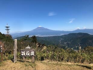まさに360度の大パノラマ！　山頂からの「富士山&駿河湾」“往復4時間とは思えない”絶景「浜石岳」JR由比駅からハイキング「現地レポ」【静岡県静岡市】