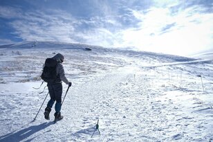 まさに一面の「銀世界」絶景！ 日本百名山「霧ヶ峰」での「雪原スノーハイク」！ 入門に最適「車山・往復2時間」登山レポ