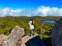 【紅葉登山】スッキリ青空！  紅葉と水面が描く絶景のコントラストに “雲海” の演出が素敵な「白駒池」 長野県北八ヶ岳・2024年