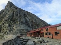 穂高に登る人“必見”！ 100年の歴史がある“天空の山小屋”穂高岳山荘のこだわりは「石」「太陽」「水」にあり【北アルプス】