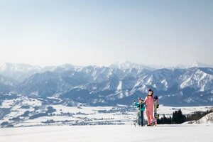 【ムイカスノーリゾート】都心から日帰り圏内！  越後三山一望のワイドバーンは「ビギナー＆ファミリー」にうってつけ！  便利なゲレンデ内直営ホテルも