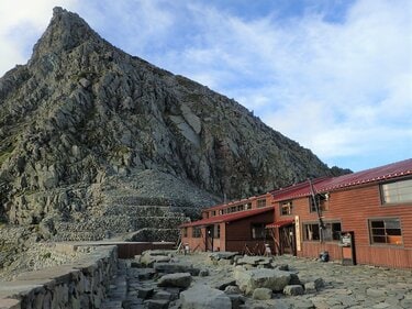 穂高に登る人“必見”！ 100年の歴史がある“天空の山小屋”穂高岳山荘の
