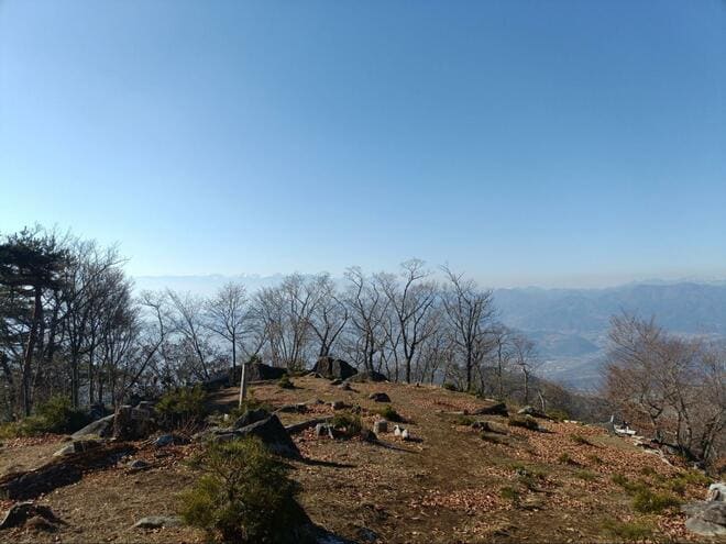 登山口から90分で「富士山」眺望の山頂へ！  山梨百名山「源次郎岳」で静かな「冬ハイキング」を堪能！  下山後は温泉も【山梨県甲州市】の画像004