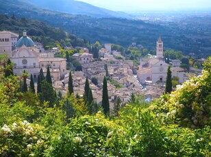 イタリアのおすすめ小旅行スポット5選！　アッシジ、スペルロンガ、オルチャ渓谷… 旅するのに最も適した初夏に訪れたいエリアとは？【ブーツの国の街角で vol.14】