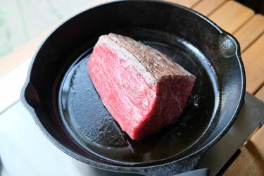 スキレット1つ でウマく焼ける クリスマスにもぴったりな 絶品ローストビーフ の作り方 季節の外ごはん Vol 26 キャンプ 季節の外ごはん Bravo Mountain