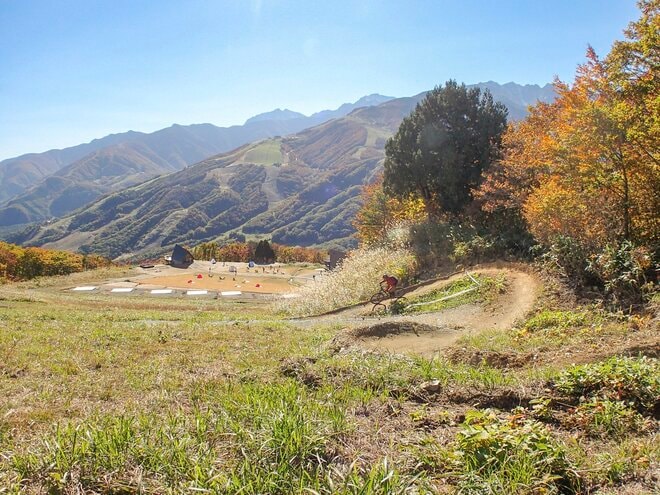 【速報】新雪と紅葉のコラボレーション！ 「絶景の白馬岩岳マウンテンリゾート・マウンテンハーバー」 爽快！ MTBで色づく森を走り抜けるの画像006