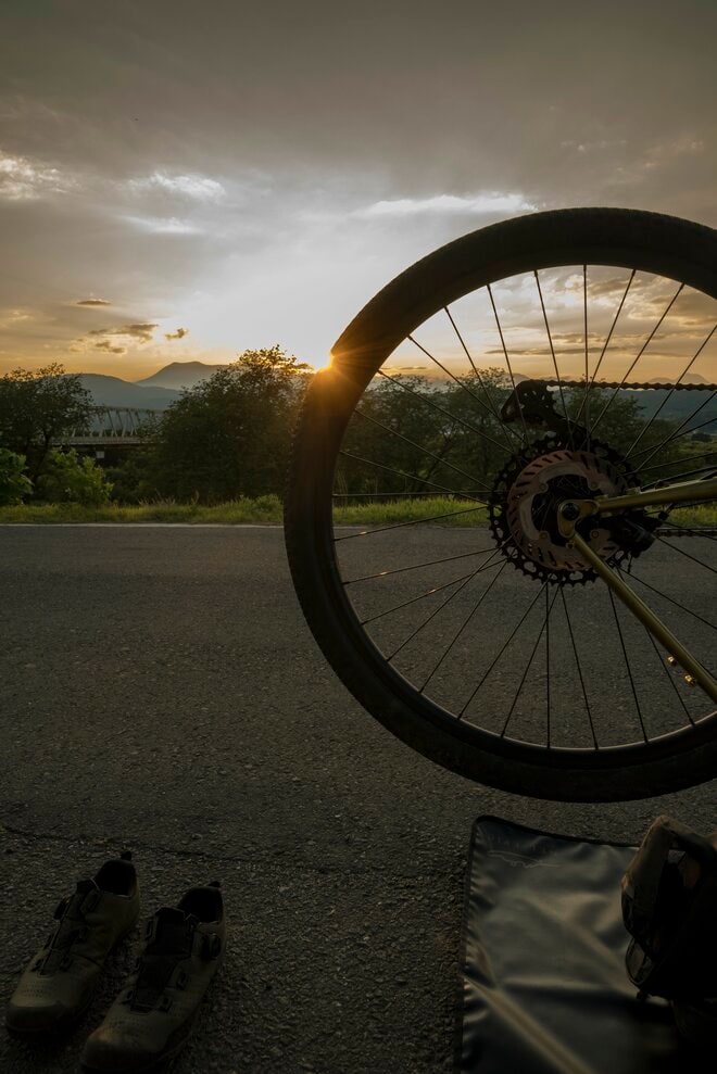 【自転車】気分はヨーロッパ！？  しなの鉄道の「サイクルトレイン」を利用して訪れる “野尻湖・北信濃里山グラベルライド” 「天国と地獄が入り乱れるトレイルの先に、想像以上の絶景が！」 新潟県・長野県｜2026年の画像020