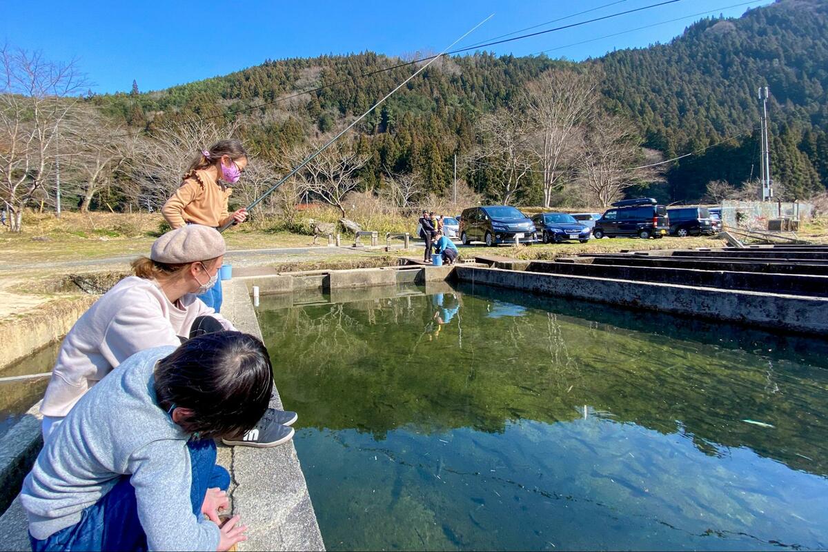 初心者歓迎 手ぶらでもテクニックがなくても気楽に釣る 最高のアクティビティ 釣り堀 で楽しむスポーツフィッシングの魅力 概要 アクティビティ ニュース Bravo Mountain