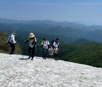 凍結や踏み抜き&ぬかるみ…「春山の残雪」に備える「モンベル」登山アイテム3選! 雪渓のトレイル入門や沢沿いの日陰などで活躍!