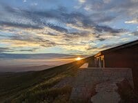 登山好きなら一度は見たい「山上での朝焼け」絶景! レア現象「影鳥海」ほか美しすぎる「ご来光&雲海」小屋泊スポット4選「東北編」