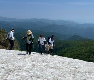 凍結や踏み抜き＆ぬかるみ…「春山の残雪」に備える「モンベル」登山アイテム3選！  雪渓のトレイル入門や沢沿いの日陰などで活躍！
