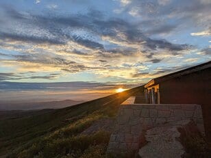 登山好きなら一度は見たい「山上での朝焼け」絶景！ レア現象「影鳥海」ほか美しすぎる「ご来光＆雲海」小屋泊スポット4選「東北編」