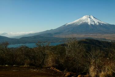 都心から山頂まで3時間半！ 幸運を呼ぶ「高さ15m大岩」祀る「石割山