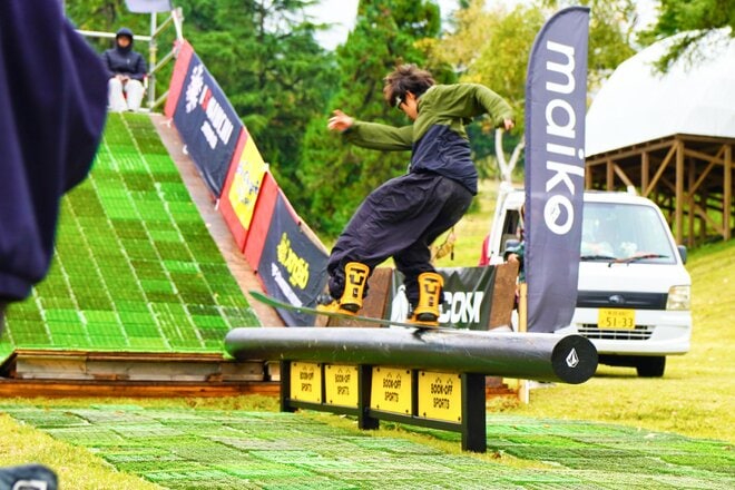 雪が待ちきれない！ 人工芝の上でプロが魅せる本気のスノーボードイベントをレポート【新潟県・2025年】の画像003